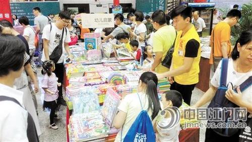 中国侨网今年的侨乡书香节共吸引6万人次进场“沐浴”书香。