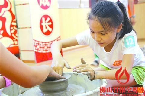 中国侨网夏令营期间，小营员尝试创作陶塑作品