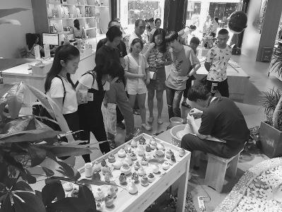 中国侨网索佳艺台湾青年创业园举办的创意陶艺活动。本报记者 朱力南 摄