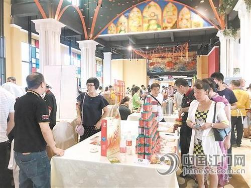 中国侨网交流会上,优质特色食材引人关注。
