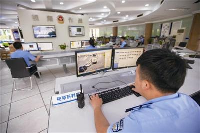 中国侨网交警通过视频作战室对交通违法行为进行抓拍和研判。(余日迁/摄)