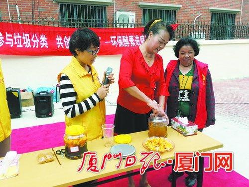 中国侨网党员陈嫦娥指导居民制作环保酵素。