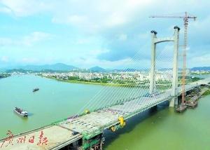 中国侨网潮州大桥合龙施工现场。