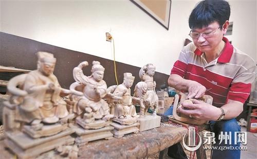 中国侨网晋江永和镇周坑村,蔡氏佛像雕艺师蔡永跃,雕塑了一尊尊佛像,将祖传的古老技艺传承至今。