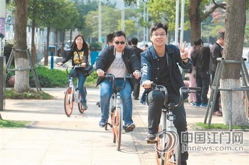 中国侨网共享单车已成为打通市民出行“最后一公里”的有效解决办法。 陈敏锐 摄