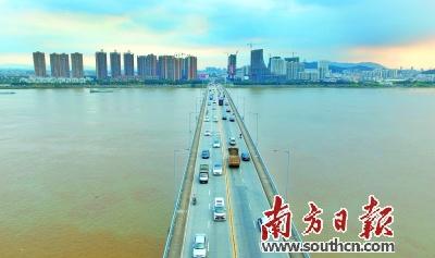 中国侨网外海大桥将中山古镇与江门外海连为一体，极大方便了中山、江门两地的往来和交流。 南方日报记者 叶志文 摄