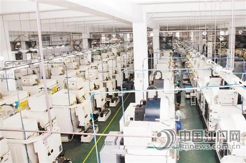 中国侨网上半年,江门市装备制造业投资完成进度领跑珠西“八市一区”。图为威铝铝业股份有限公司车间。