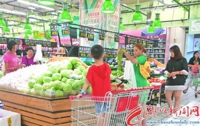 中国侨网超市里,市民正挑选新鲜蔬菜。 庄园 摄