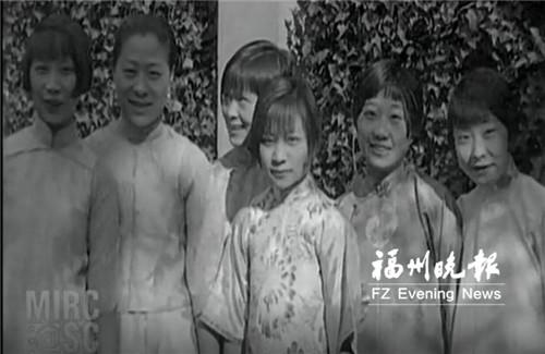 中国侨网6名中国女留学生身着中国旗袍（视频截图）。