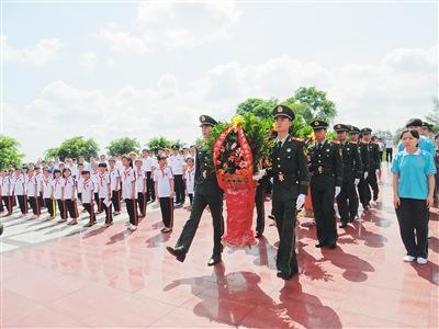 中国侨网在六连岭革命烈士陵园,万宁市组织举行缅怀革命先烈活动。