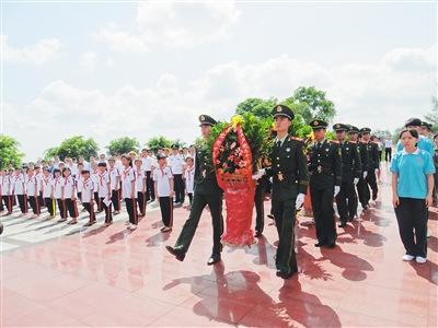 中国侨网在六连岭革命烈士陵园，万宁市组织举行缅怀革命先烈活动。