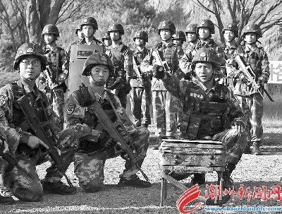 中国侨网杨德华（前右一）在反恐演习中部署突击工作。 本报记者 庄园 摄