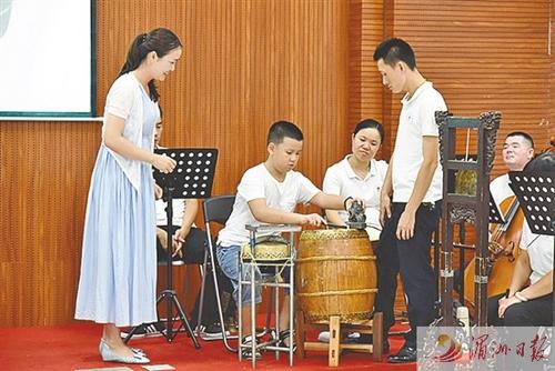 中国侨网图为小学生体验莆仙传统乐器