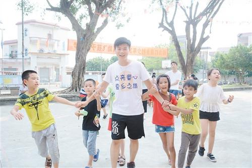 中国侨网大学生志愿者和小朋友们打成一片。