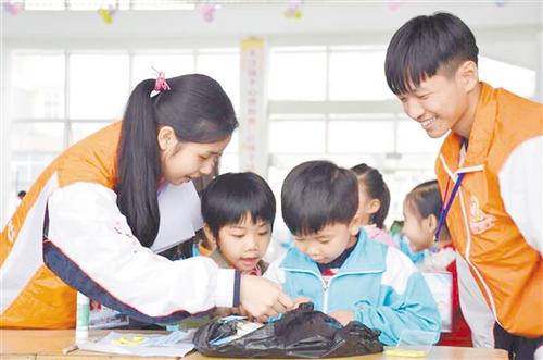 中国侨网志愿者教小朋友做手工。