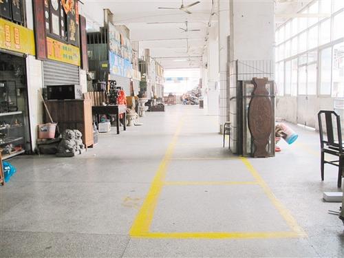 中国侨网中心市场二楼整齐划格分摊位，供每周日的地摊集市使用，每个摊位租金50元/天。