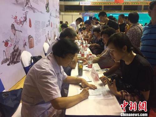 中国侨网5日,中医中药中国行——安徽省暨合肥市中医药健康文化推进活动在合肥举行,100余名中医专家现场义诊。 叶兰兰 摄