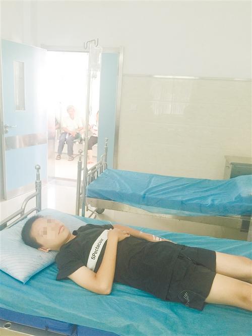 中国侨网得了腮腺炎的杰仔躺在病床上打针。