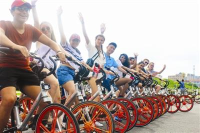 中国侨网图为“学霸”们在集美，骑乘已经走出国门的摩拜智能共享单车，亲身感受侨乡之美。