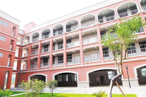 中国侨网环境优美、功能齐全的新宁小学将于下月投入使用,将有效缓解台山城区小学学位紧张的问题。