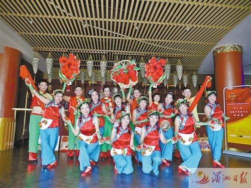 中国侨网图为市老年大学舞蹈队正在彩排《荔枝红》舞蹈。