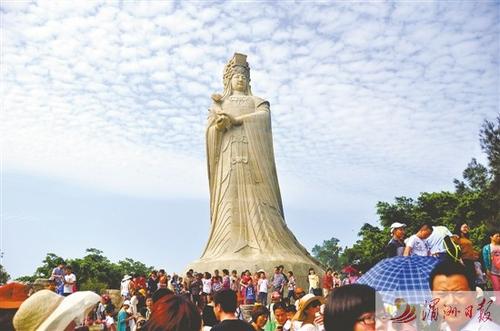 中国侨网图为游客们在妈祖石雕像前留影。 林春盛 摄