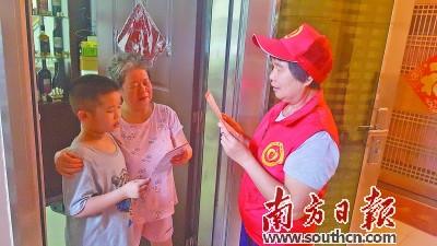中国侨网志愿楼长入户宣传文明城市创建工作。 朱峰 摄