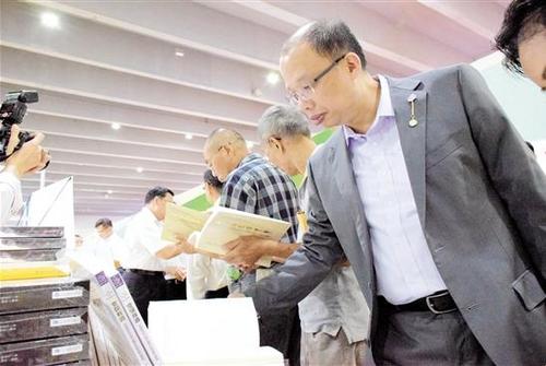 中国侨网《五邑侨胞耀中华》在广州南国书香节上大受欢迎。