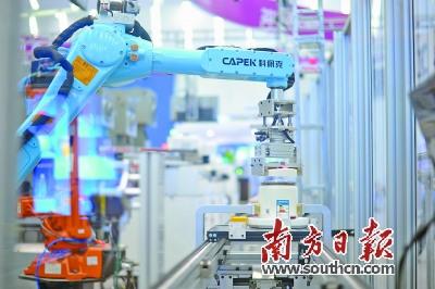 中国侨网在上一届珠洽会上，顺德多家企业合力打造的“工业4.0无人生产线”展示30秒生产出一台微型电饭煲。