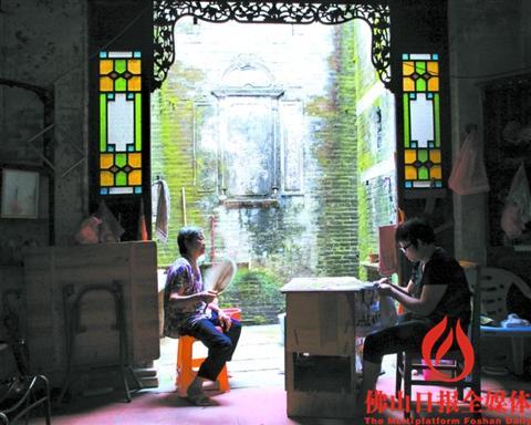 中国侨网居民在百年老屋里休闲纳凉。（冯海棉 摄）