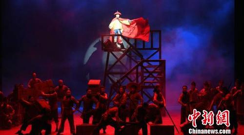 中国侨网8月15日晚,由福州闽剧院优秀青年演员杨帅,中国戏剧梅花奖得主吴则文等闽剧名角主演的闽剧《林则徐与王鼎》在福州精彩上演。 刘可耕 摄