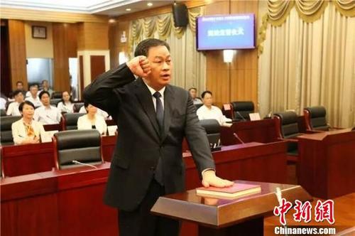 中国侨网新决定任命的佛山市人民政府副市长、市公安局局长邓建伟向宪法进行了宣誓。　程景伟　摄