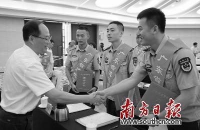 中国侨网3名战士（罗俊林、殷子辉、宁华建）获颁“广东省道德模范”。江门边检站供图