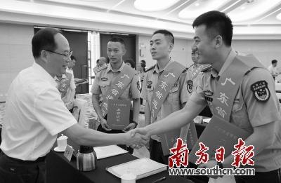 中国侨网3名战士(罗俊林、殷子辉、宁华建)获颁“广东省道德模范”。江门边检站供图