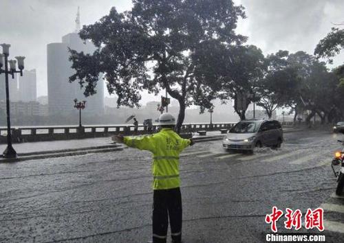 中国侨网在沿江中路，珠江水倒灌进入马路造成“水浸街”。　广州交警　摄