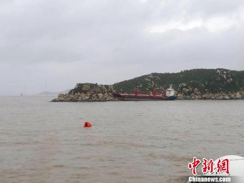 中国侨网救助人员施放救助艇救助搁浅货船　邵年骏　摄