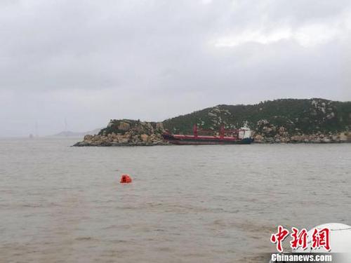 中国侨网救助人员施放救助艇救助搁浅货船 邵年骏 摄