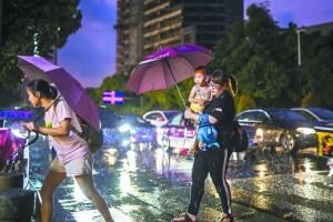中国侨网昨晚（22日），昌岗东路，市民在大雨中出行。 广州日报全媒体记者陈忧子摄