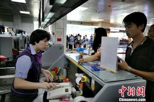 中国侨网台风“天鸽”过后,24日珠海机场恢复正常运行 余凯强 摄
