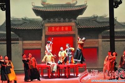 中国侨网图为舞剧《沙湾往事》演出场面。 黄秋平 摄