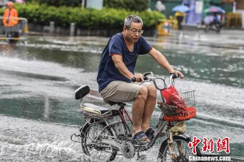 中国侨网9月4日，广东多地出现暴雨，广州、深圳、珠海等地出现“水浸街”。陈骥旻　摄