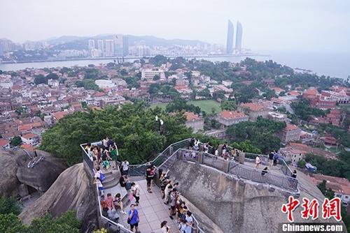 中国侨网厦门鼓浪屿日光岩吸引大批游客。 中新社记者 毛建军 摄