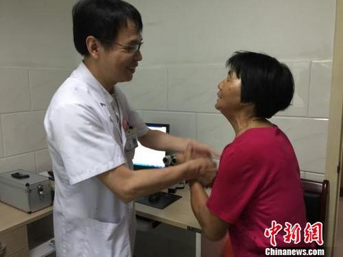 中国侨网患者向拒收“红包”的晋江市医院眼科医生林水龙表达谢意。　牛效礼　摄