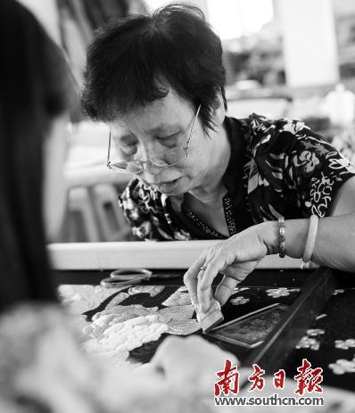 中国侨网潮州市湘桥区甲第巷,李淑英带着徒弟日复一日地守护潮绣。