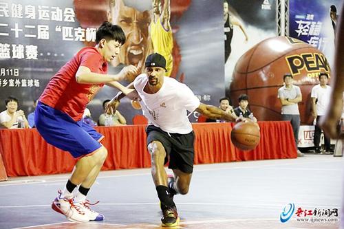 中国侨网昨晚(9月11日)，在侨乡体育馆，NBA球星乔治·希尔与现场球迷互动，大秀球技。记者_秦越 摄