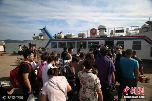 中国侨网9月12日下午,舟山市嵊泗李柱山码头,游客们正在有序地登轮离港。受今年第18号台风“泰利”影响,舟山岛际交通部分航线已经停航。姚峰 摄 图片来源:视觉中国