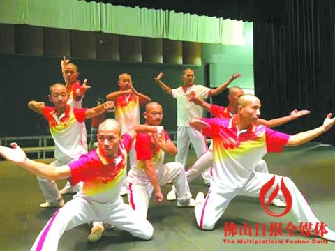 中国侨网佛山市黄飞鸿国际文武学校学生展示武艺。