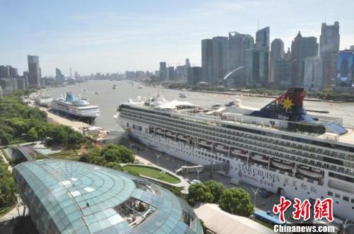中国侨网停靠在上海国际客运中心的“处女星”号因台风影响改变了出境计划。　乔颖松　摄