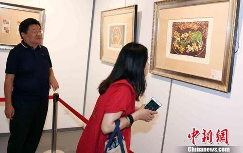 中国侨网此次展览共展出155幅陕西、福建漳州等木版年画以及陕西皮影戏的代表性作品，迥异的艺术手法，呈现出不一样的视觉感知。　记者刘可耕　摄