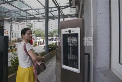 中国侨网市区景秀湾花园业主一秒钟“刷脸”便可进小区门。